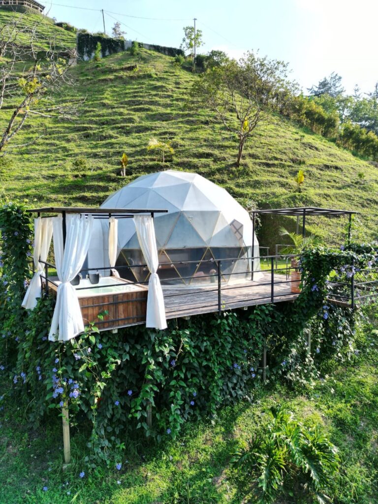 Domo Andrómeda con deck y jacuzzi privado