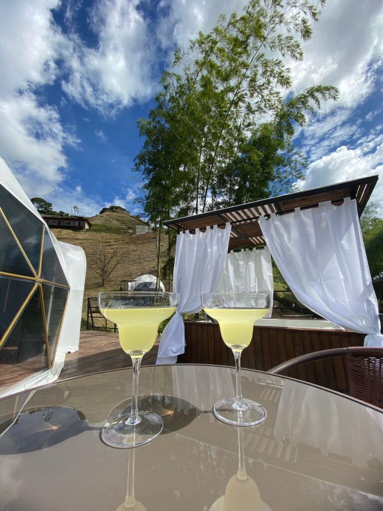 Coctel con vista desde el jacuzzi de Andrómeda
