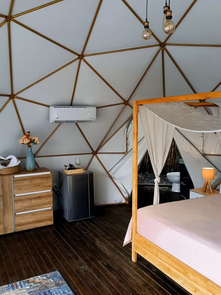 Interior del domo Centauri con cama king size