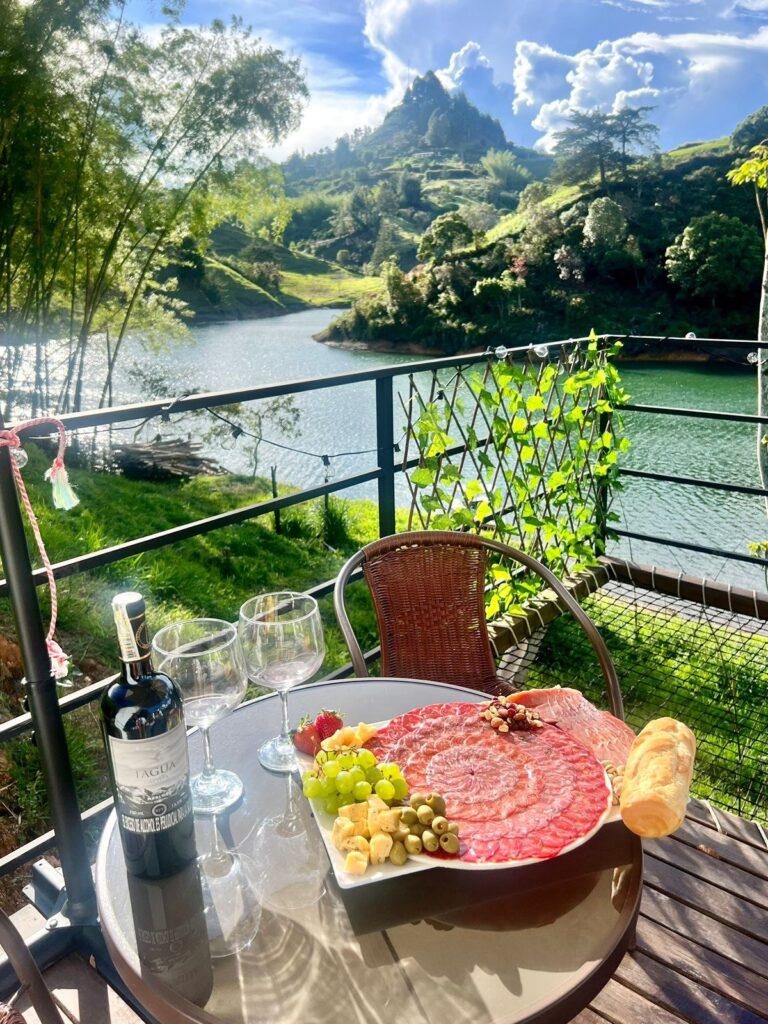 Desayuno frente al agua en el deck de Centauri