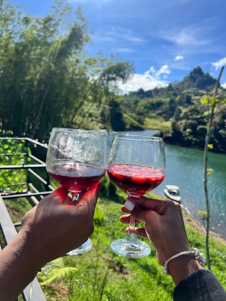 Brindis con vista al embalse desde Centauri