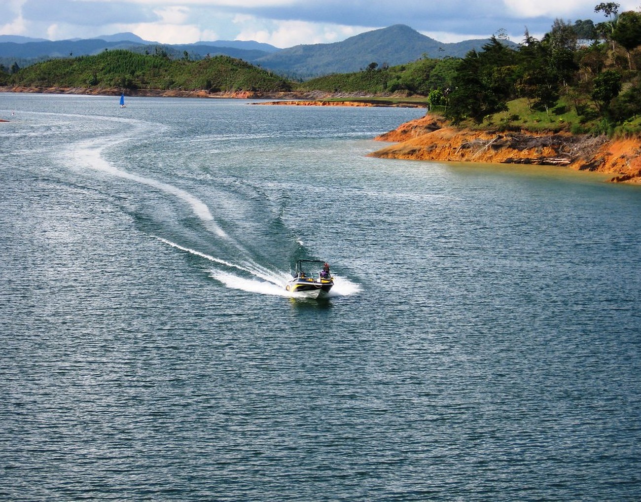 Paseo en lancha por el embalse de Guatapé