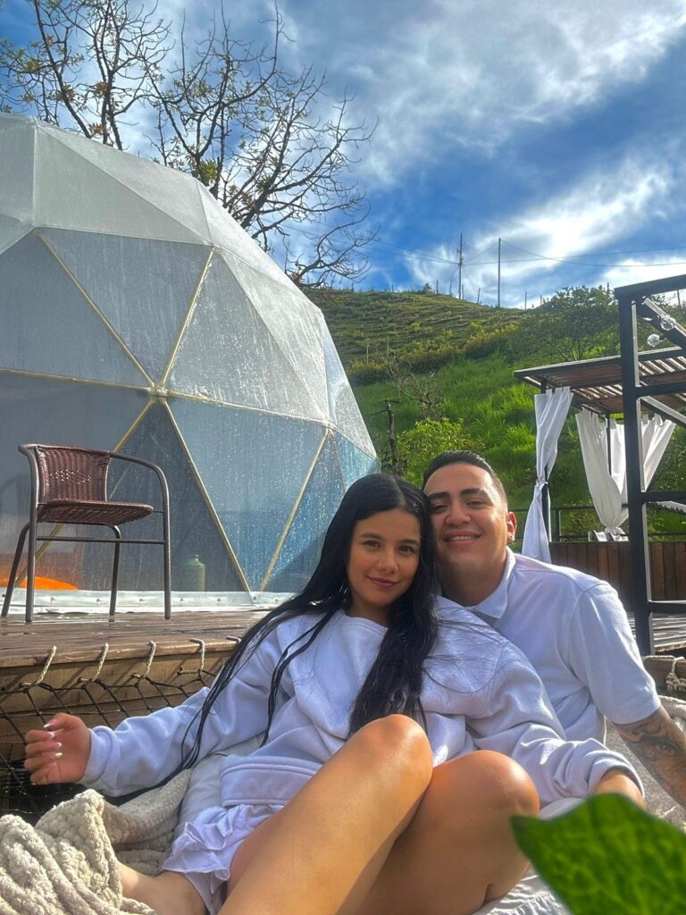 Pareja disfrutando la privacidad de Pegasus