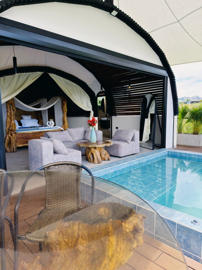 Sala de estar de Venus con vista directa a la piscina de inmersión
