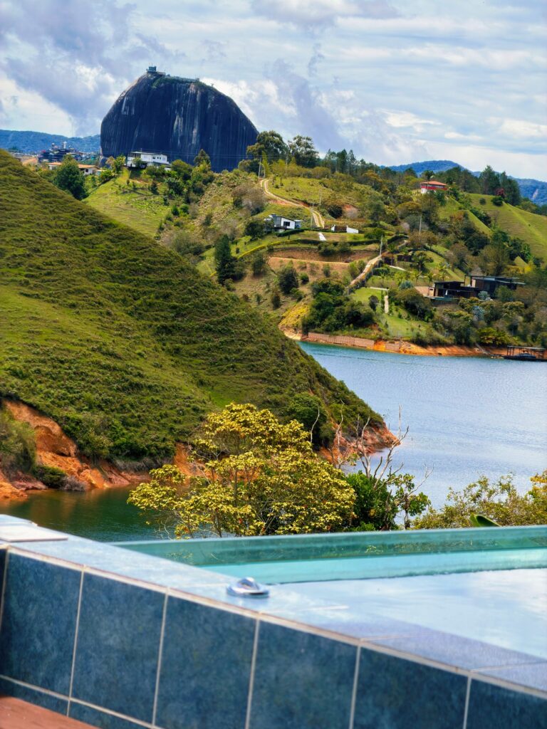 Cabaña Venus junto al embalse de Guatapé y la Piedra del Peñol
