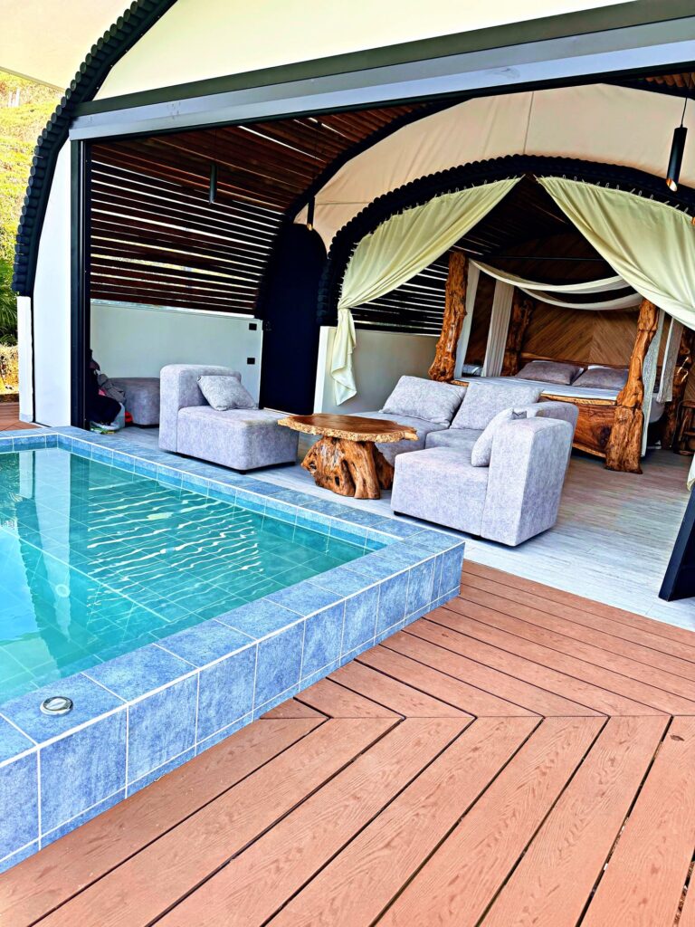 Interior de Venus con sofás, cama dosel y piscina privada