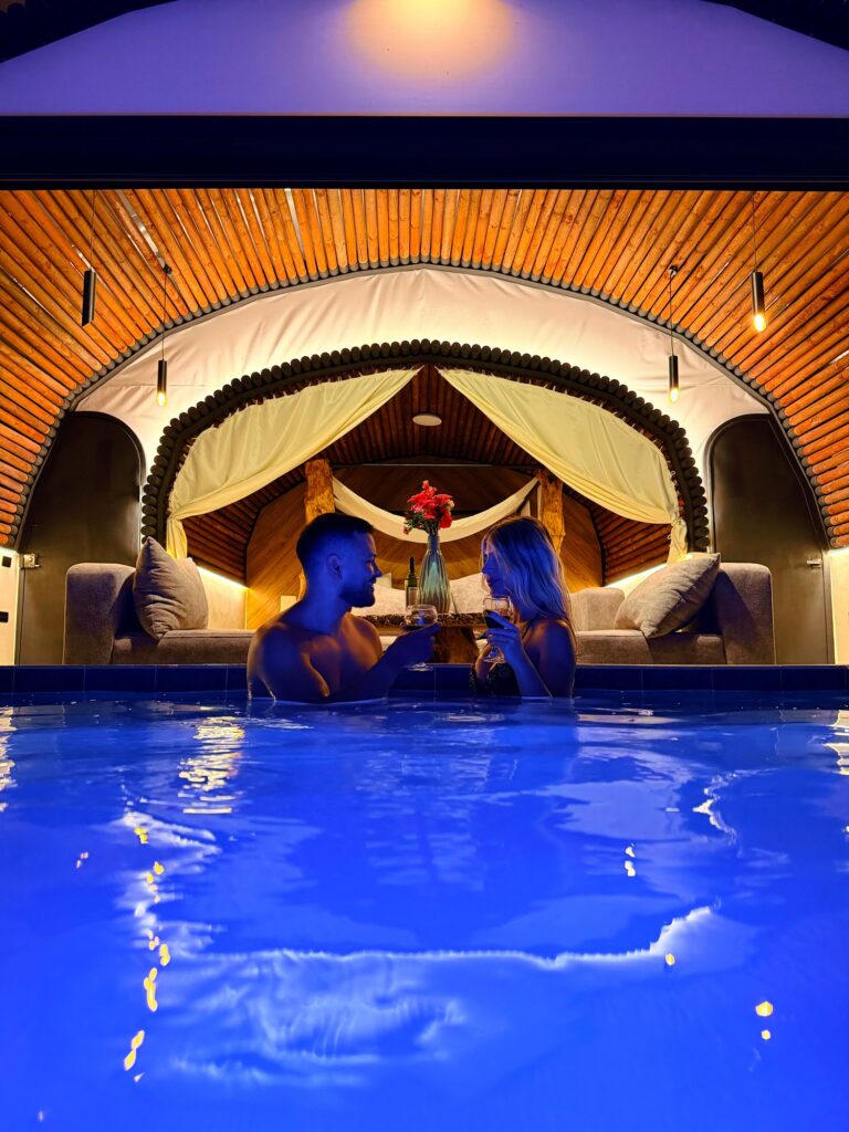 Pareja disfrutando de la piscina de inmersión de Venus al anochecer